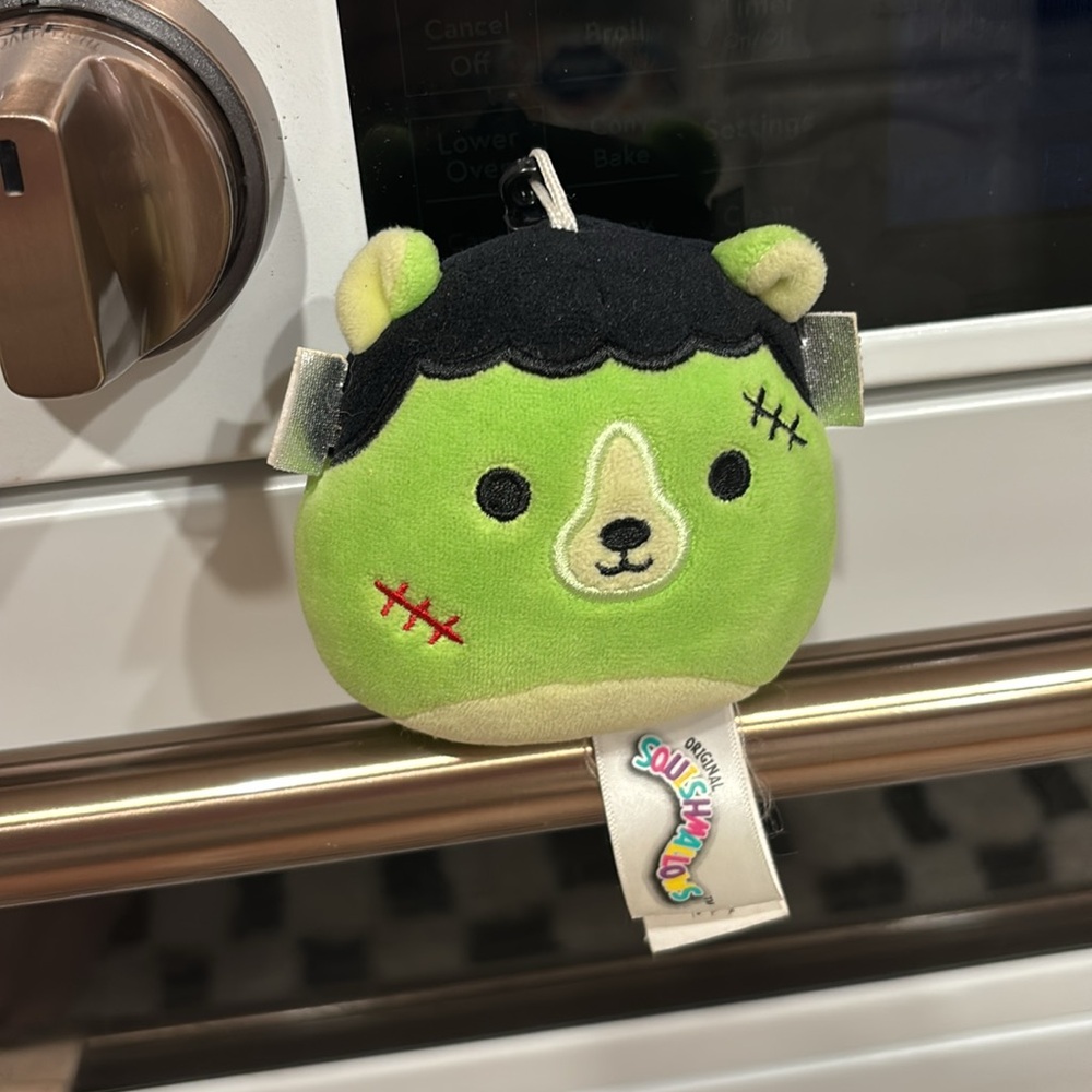 2021 KELLYTOY SQUISHMALLOWS HALLOWEEN LEN THE FRANKENSTEIN BEAR CLIP ON KEYCHAIN